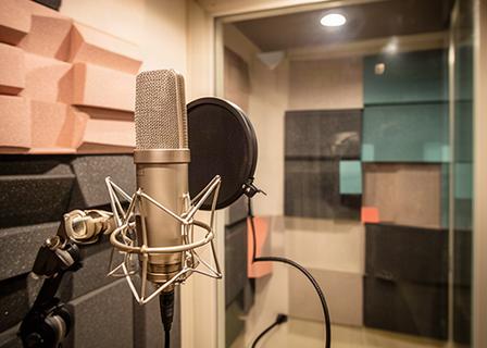 吸音材と大型マイクを備えたナレーション収録ブース